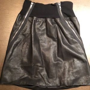 Incredibly cool theory lamb leather skirt with zipper accents.